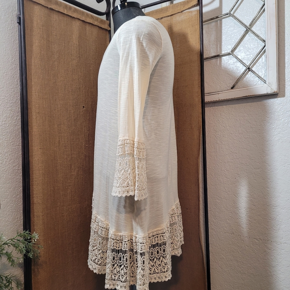 Indigo Soul Cream Lace Trim   High-low Top with 3/4 Sleeves and a Flowy Fit SZ M - Picture 2 of 9